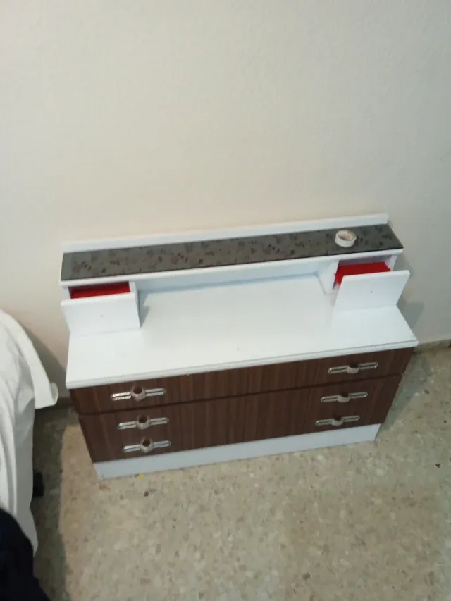 Aparador madera y plástico blanco/marrón