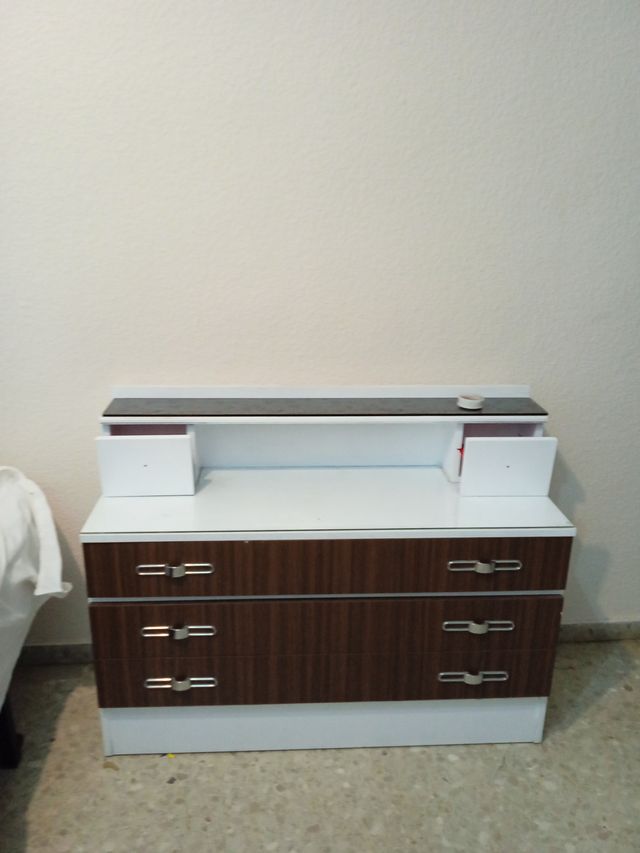 Aparador madera y plástico blanco/marrón