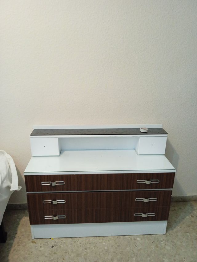 Aparador madera y plástico blanco/marrón