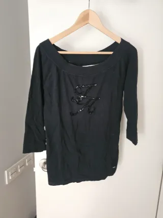 Camiseta negra con lentejuelas
