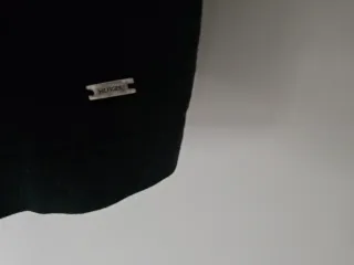 Camiseta negra con lentejuelas