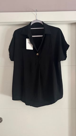 Blusa negra de manga corta.