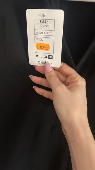 Blusa negra de manga corta.