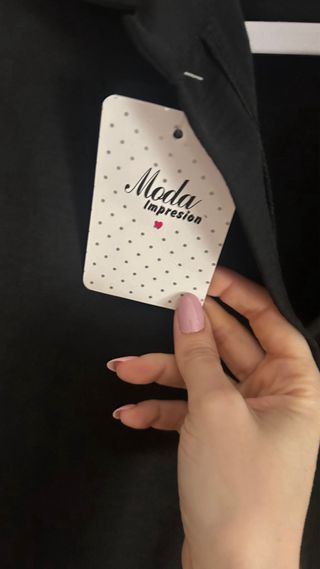 Blusa negra de manga corta.