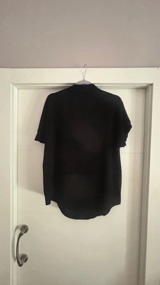 Blusa negra de manga corta.