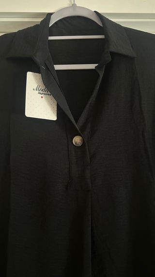 Blusa negra de manga corta.