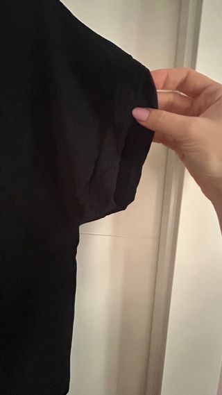 Blusa negra de manga corta.