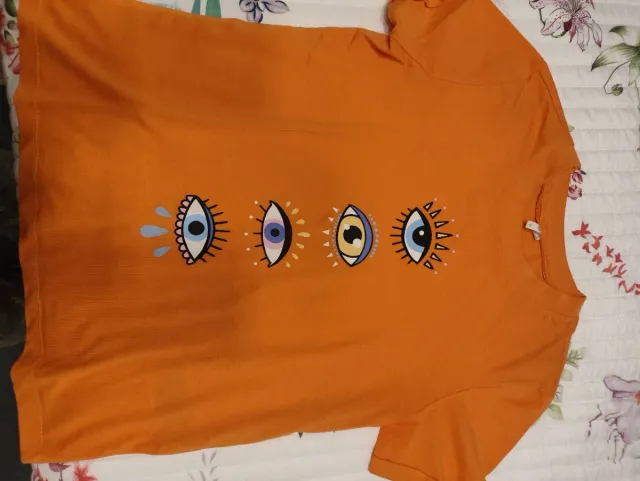 Camiseta naranja con estampado de ojos