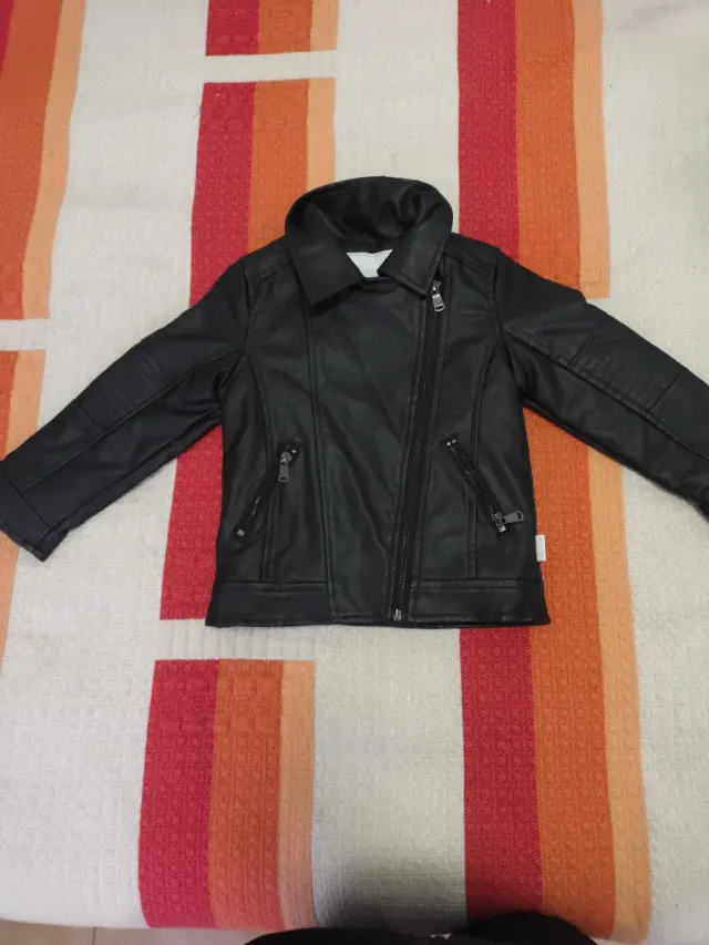 Cazadora negra T36 meses + otra regalo