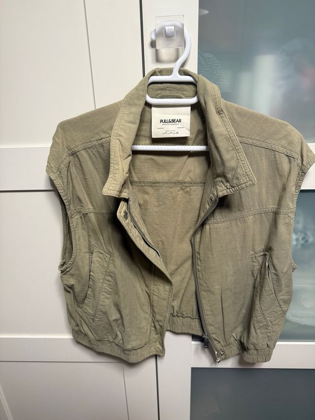 chaleco verde pull and bear