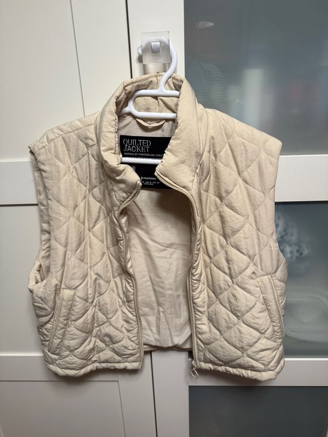Chaleco acolchado beige Stradivarius Talla M