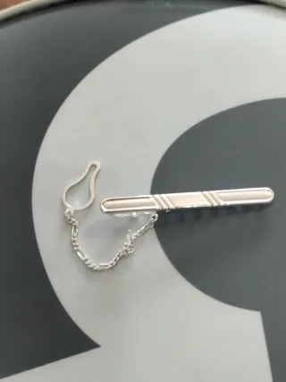 Aguja de corbata de plata nueva