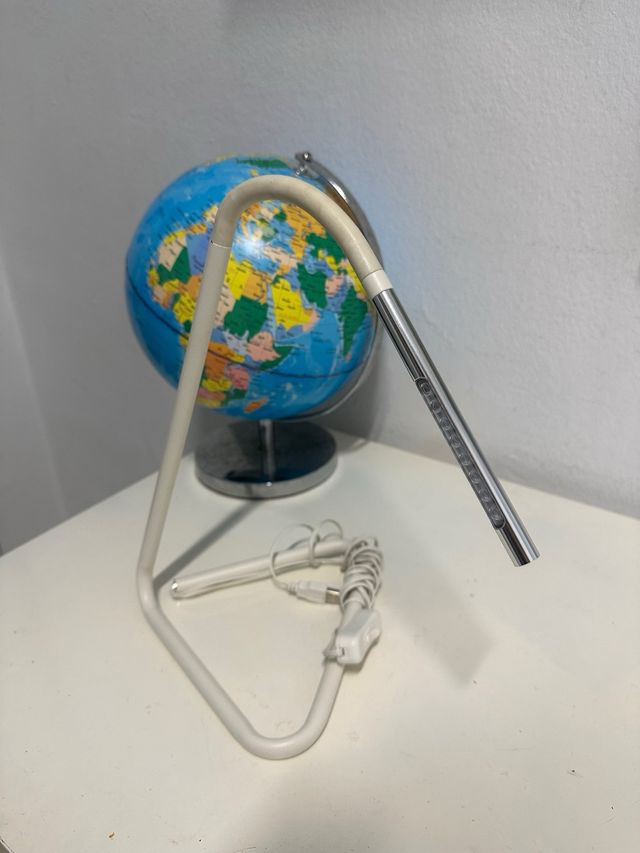 Lámpara de escritorio LED plateada y blanca