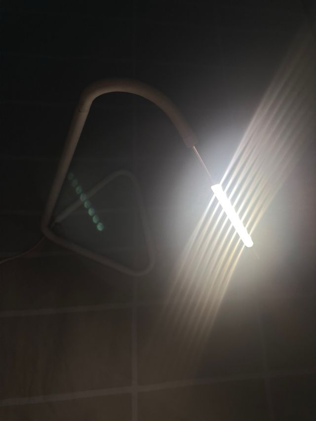 Lámpara de escritorio LED plateada y blanca