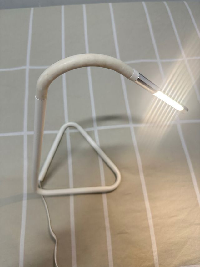 Lámpara de escritorio LED plateada y blanca