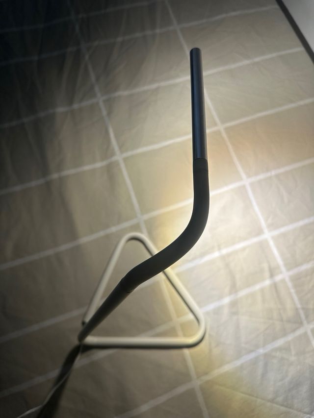 Lámpara de escritorio LED plateada y blanca