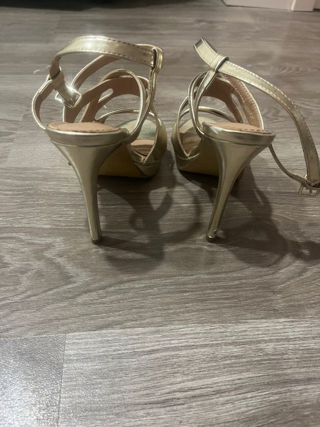 Zapatos de tacón dorados con plataforma