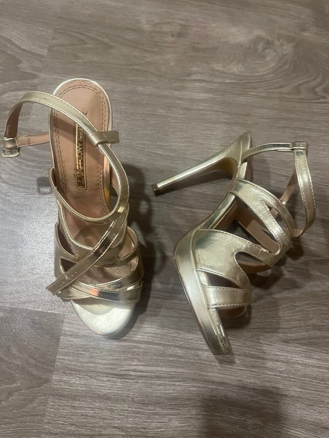 Zapatos de tacón dorados con plataforma