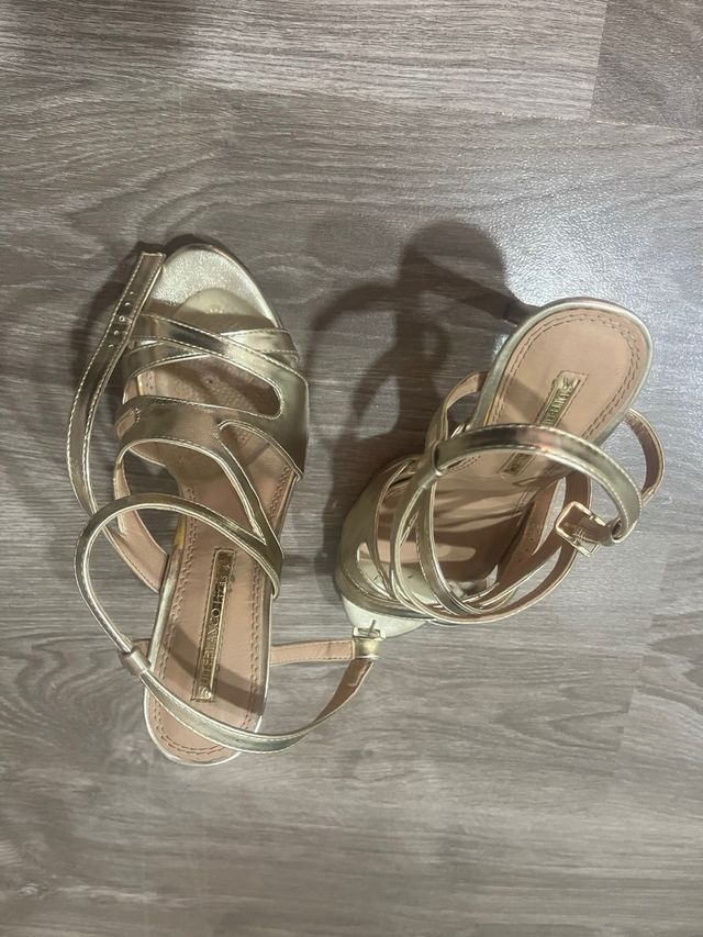 Zapatos de tacón dorados con plataforma