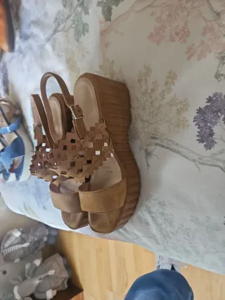 Sandalias Wonders Marrón Cuña Gel