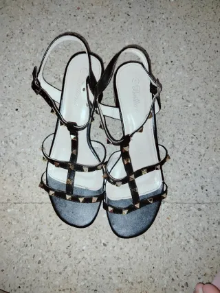Tacones negros con tachuelas