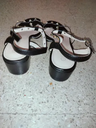 Tacones negros con tachuelas