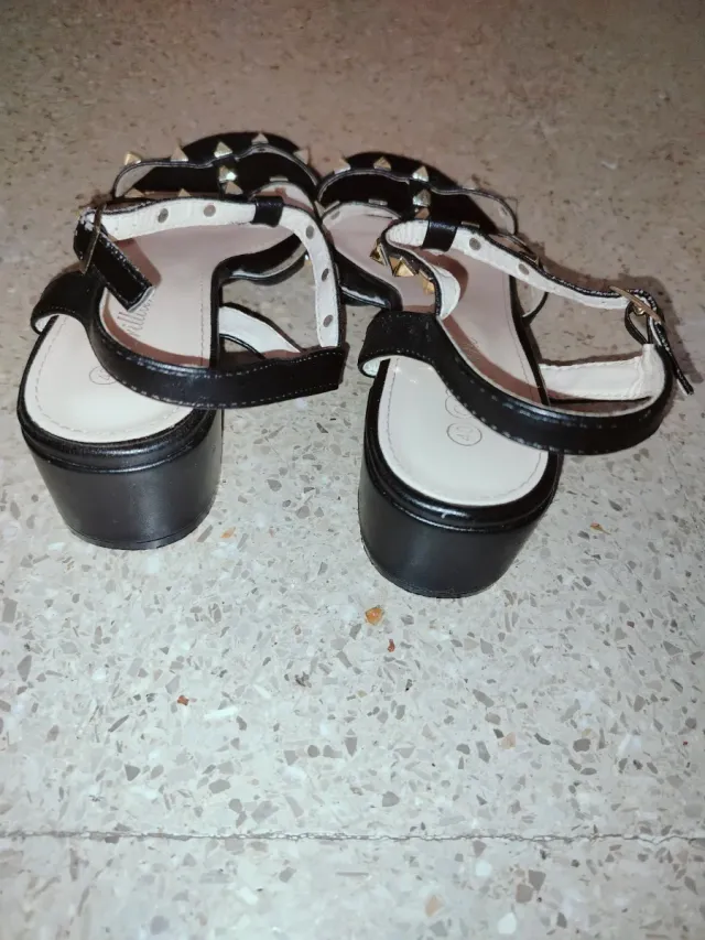 Tacones negros con tachuelas