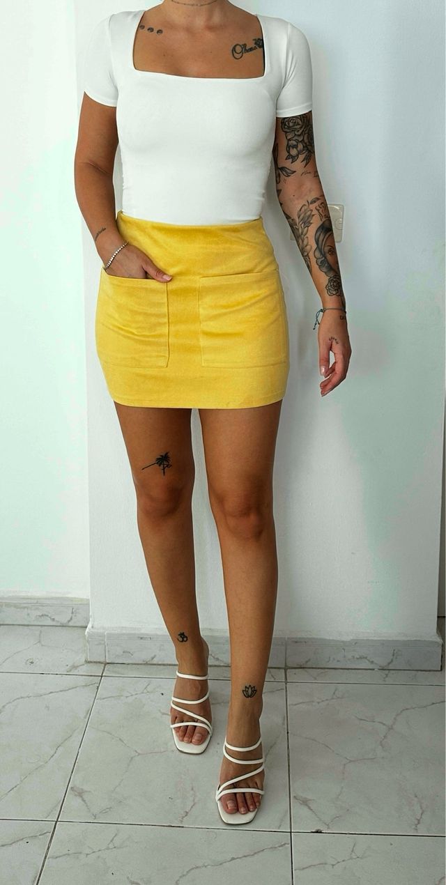 Falda amarilla de pana con bolsillos