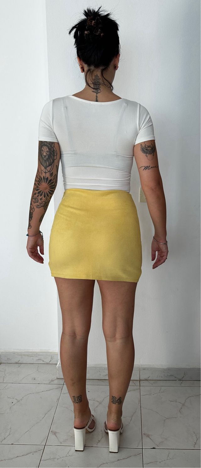 Falda amarilla de pana con bolsillos