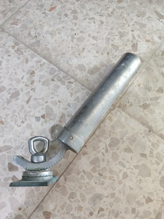 Cañero para embarcación de aluminio