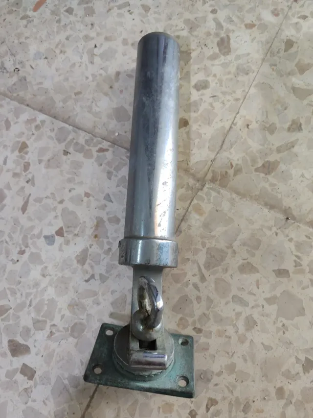 Cañero para embarcación de aluminio