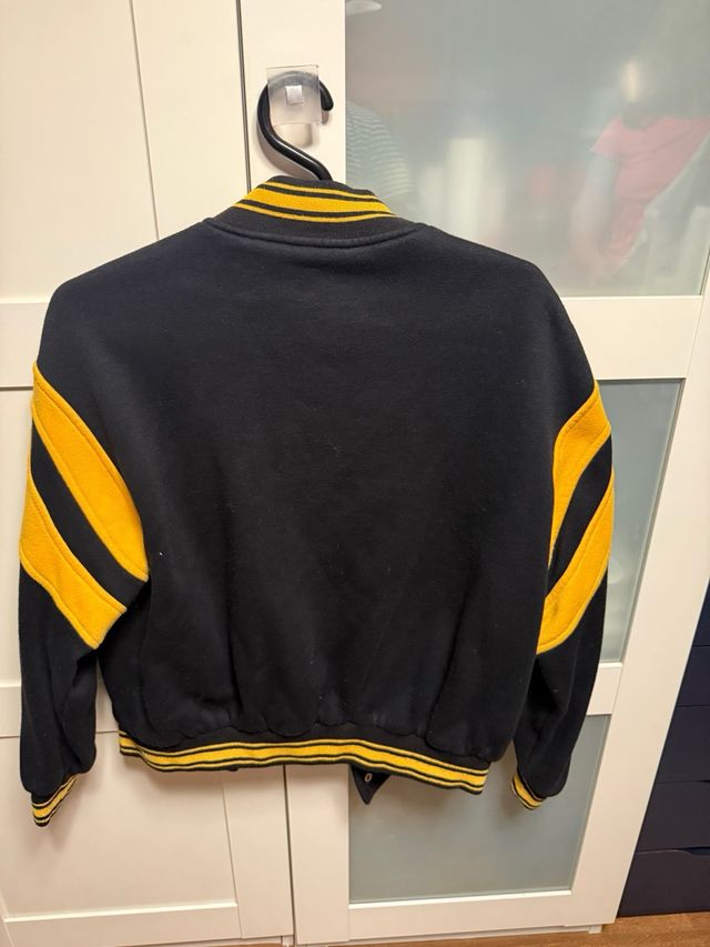 Chaqueta Bershka Negra y Amarilla Talla XS