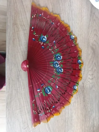 Abanico de madera pintado a mano