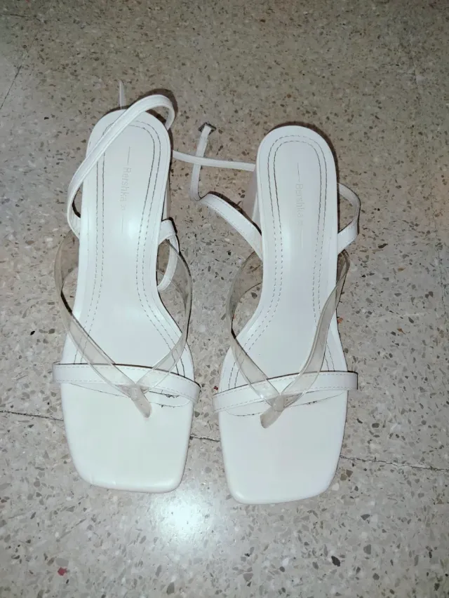 Sandalias Bershka tacón transparente blancas