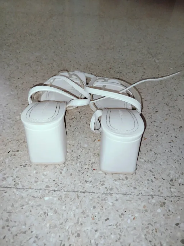 Sandalias Bershka tacón transparente blancas