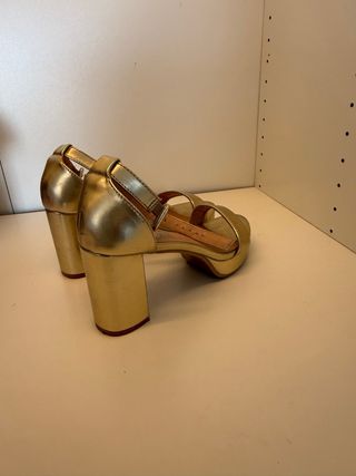 Tacones dorados