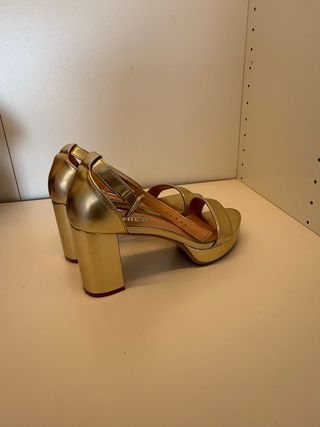 Tacones dorados