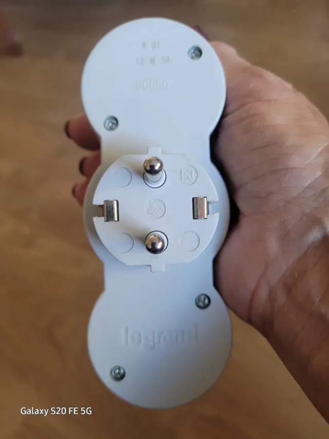 Adaptador 3 Tomas Enchufe marca  LEGRAND.