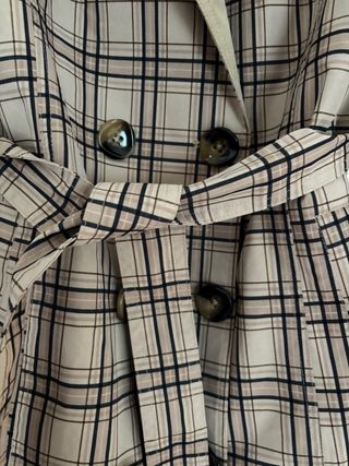 Gabardina de cuadros beige y negra