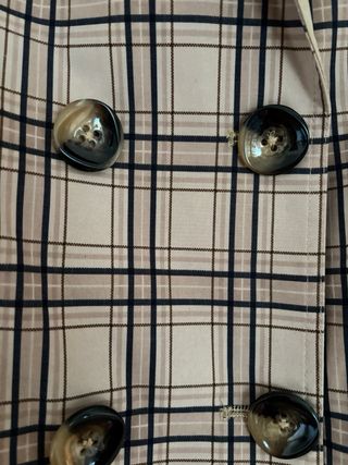 Gabardina de cuadros beige y negra