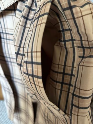 Gabardina de cuadros beige y negra