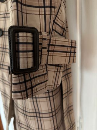 Gabardina de cuadros beige y negra