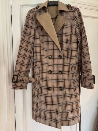 Gabardina de cuadros beige y negra