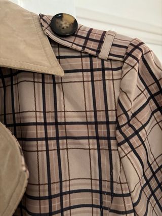 Gabardina de cuadros beige y negra