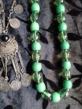Collares vintage plateados y verdes