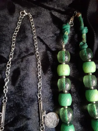 Collares vintage plateados y verdes