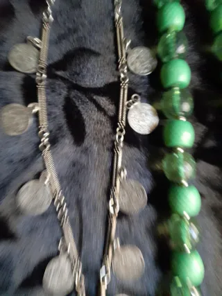 Collares vintage plateados y verdes