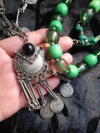 Collares vintage plateados y verdes