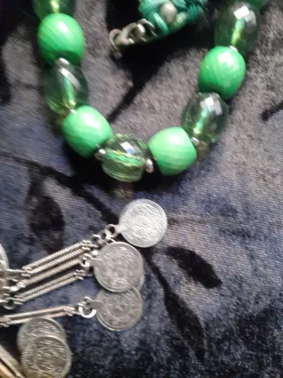 Collares vintage plateados y verdes