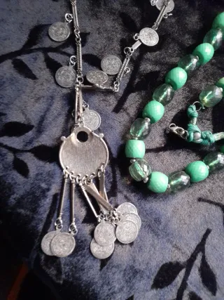 Collares vintage plateados y verdes